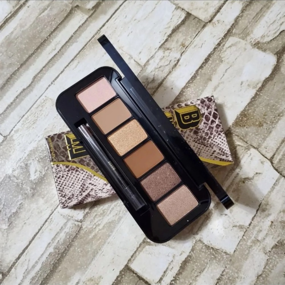 🛍 Buxom ‘ may Contain nudity’ eyeshadow palette💕